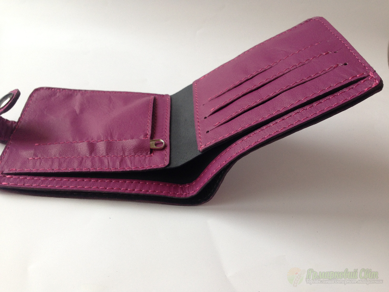 <div style=margin-left:10px><h1>Жіночий гаманець "Трояндовий"</h1><p><a href="/catalog/kartiny/">Картини</a> » <a href="/catalog/kartiny/vyshitye/">Вишиті</a></p><i class="fa fa-map-marker"></i> Житомирская область, Житомир<br /><br /><div class="socdata"><script src="//yastatic.net/es5-shims/0.0.2/es5-shims.min.js"></script>
                                            <script src="//yastatic.net/share2/share.js"></script>
                                            <div class="ya-share2" data-services="facebook,gplus,twitter,lj,viber,whatsapp,skype" data-counter=""></div></div>