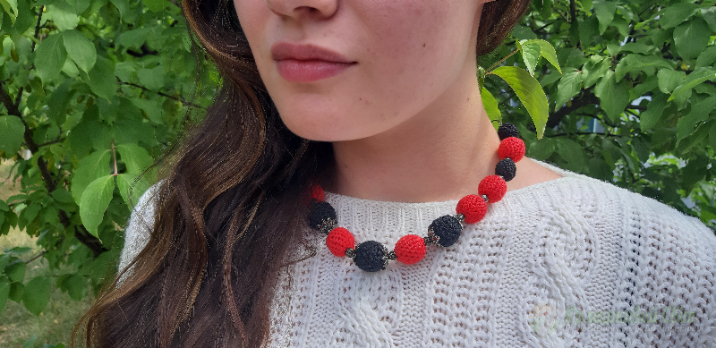 <div style=margin-left:10px><h1>Намисто "Червоне та чорне"</h1><p><a href="/catalog/bijuteriya/">Біжутерія</a> » <a href="/catalog/bijuteriya/kole--ojerele/">Кольє, намисто</a></p><i class="fa fa-map-marker"></i> Киевская область, Киев<br /><br /><div class="socdata"><script src="//yastatic.net/es5-shims/0.0.2/es5-shims.min.js"></script>
                                            <script src="//yastatic.net/share2/share.js"></script>
                                            <div class="ya-share2" data-services="facebook,gplus,twitter,lj,viber,whatsapp,skype" data-counter=""></div></div>