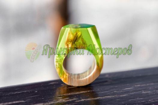 <div style=margin-left:10px><h1>КОЛЬЦО ИЗ ДЕРЕВА И ЭПОКСИДНОЙ (ЮВЕЛИРНОЙ) СМОЛЫ</h1><p><a href="/catalog/bijuteriya/">Біжутерія</a> » <a href="/catalog/bijuteriya/kolca/">Кільця</a></p><i class="fa fa-map-marker"></i> Одесская область, Одесса<br /><br /><div class="socdata"><script src="//yastatic.net/es5-shims/0.0.2/es5-shims.min.js"></script>
                                            <script src="//yastatic.net/share2/share.js"></script>
                                            <div class="ya-share2" data-services="facebook,gplus,twitter,lj,viber,whatsapp,skype" data-counter=""></div></div>