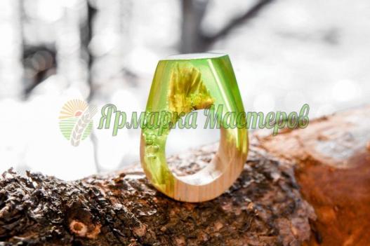 <div style=margin-left:10px><h1>КОЛЬЦО ИЗ ДЕРЕВА И ЭПОКСИДНОЙ (ЮВЕЛИРНОЙ) СМОЛЫ</h1><p><a href="/catalog/bijuteriya/">Біжутерія</a> » <a href="/catalog/bijuteriya/kolca/">Кільця</a></p><i class="fa fa-map-marker"></i> Одесская область, Одесса<br /><br /><div class="socdata"><script src="//yastatic.net/es5-shims/0.0.2/es5-shims.min.js"></script>
                                            <script src="//yastatic.net/share2/share.js"></script>
                                            <div class="ya-share2" data-services="facebook,gplus,twitter,lj,viber,whatsapp,skype" data-counter=""></div></div>