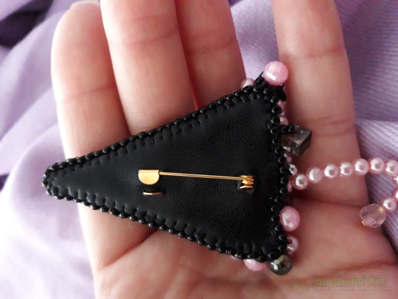 <div style=margin-left:10px><h1>Брошка</h1><p><a href="/catalog/bijuteriya/">Біжутерія</a> » <a href="/catalog/bijuteriya/drugaya-bijuteriya/">Iнша біжутерія</a></p><i class="fa fa-map-marker"></i> Волынская область, Луцк<br /><br /><div class="socdata"><script src="//yastatic.net/es5-shims/0.0.2/es5-shims.min.js"></script>
                                            <script src="//yastatic.net/share2/share.js"></script>
                                            <div class="ya-share2" data-services="facebook,gplus,twitter,lj,viber,whatsapp,skype" data-counter=""></div></div>