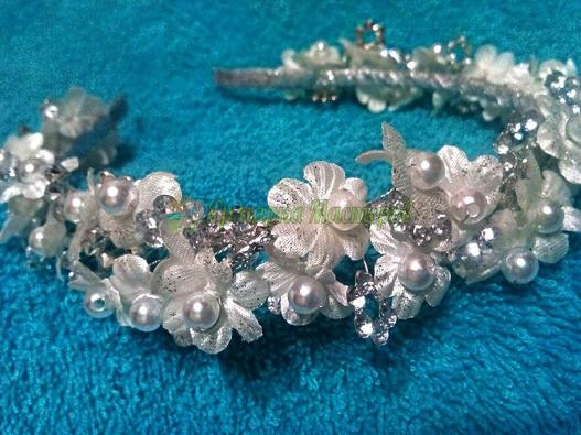 <div style=margin-left:10px><h1>Ободок для волос</h1><p><a href="/catalog/ukrasheniya/">Прикраси</a> » <a href="/catalog/ukrasheniya/aksessuary/">Аксесуари</a></p><i class="fa fa-map-marker"></i> Донецкая область, Славянск<br /><br /><div class="socdata"><script src="//yastatic.net/es5-shims/0.0.2/es5-shims.min.js"></script>
                                            <script src="//yastatic.net/share2/share.js"></script>
                                            <div class="ya-share2" data-services="facebook,gplus,twitter,lj,viber,whatsapp,skype" data-counter=""></div></div>