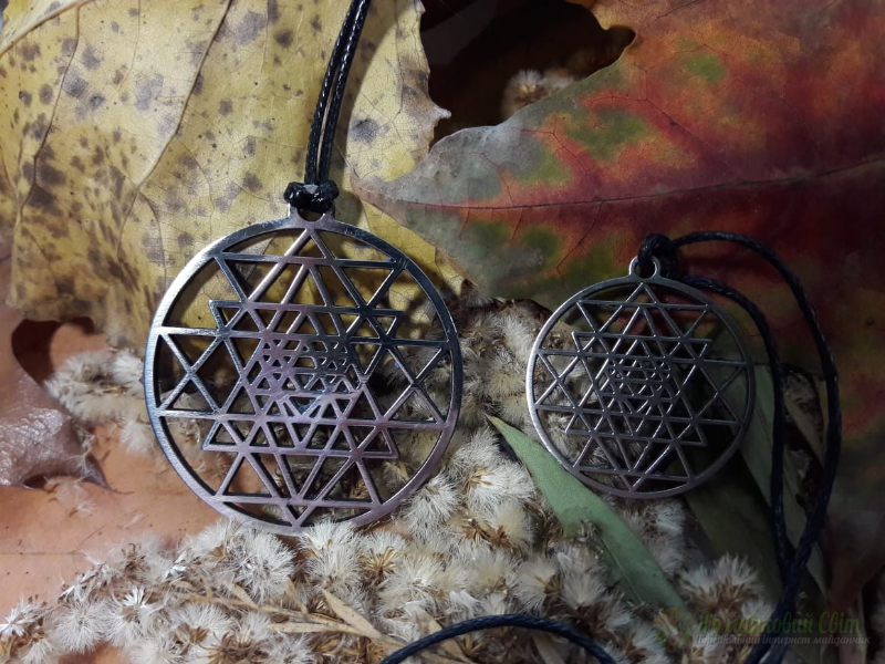 <div style=margin-left:10px><h1>Кулон амулет оберег йога буддизм шри янтра</h1><p><a href="/catalog/bijuteriya/">Біжутерія</a> » <a href="/catalog/bijuteriya/kulony/">Кулони</a></p><i class="fa fa-map-marker"></i> Кировоградская область, Кировоград<br /><br /><div class="socdata"><script src="//yastatic.net/es5-shims/0.0.2/es5-shims.min.js"></script>
                                            <script src="//yastatic.net/share2/share.js"></script>
                                            <div class="ya-share2" data-services="facebook,gplus,twitter,lj,viber,whatsapp,skype" data-counter=""></div></div>