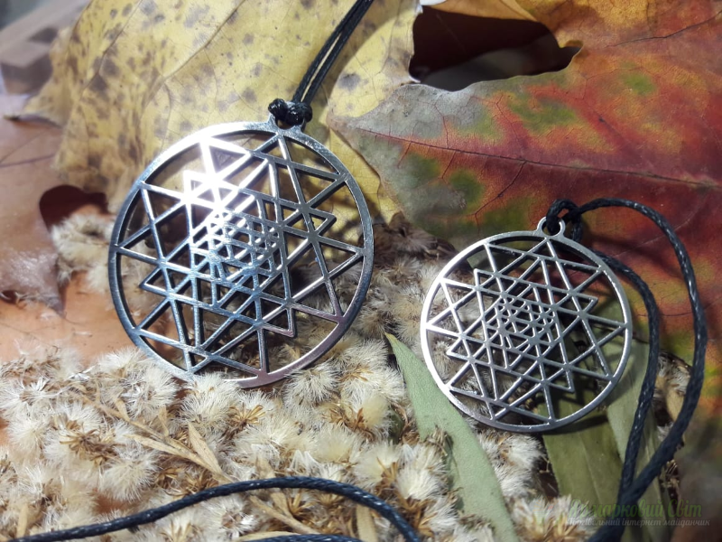 <div style=margin-left:10px><h1>Кулон амулет оберег йога буддизм шри янтра</h1><p><a href="/catalog/bijuteriya/">Біжутерія</a> » <a href="/catalog/bijuteriya/kulony/">Кулони</a></p><i class="fa fa-map-marker"></i> Кировоградская область, Кировоград<br /><br /><div class="socdata"><script src="//yastatic.net/es5-shims/0.0.2/es5-shims.min.js"></script>
                                            <script src="//yastatic.net/share2/share.js"></script>
                                            <div class="ya-share2" data-services="facebook,gplus,twitter,lj,viber,whatsapp,skype" data-counter=""></div></div>