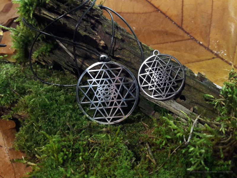 <div style=margin-left:10px><h1>Кулон амулет оберег йога буддизм шри янтра</h1><p><a href="/catalog/bijuteriya/">Біжутерія</a> » <a href="/catalog/bijuteriya/kulony/">Кулони</a></p><i class="fa fa-map-marker"></i> Кировоградская область, Кировоград<br /><br /><div class="socdata"><script src="//yastatic.net/es5-shims/0.0.2/es5-shims.min.js"></script>
                                            <script src="//yastatic.net/share2/share.js"></script>
                                            <div class="ya-share2" data-services="facebook,gplus,twitter,lj,viber,whatsapp,skype" data-counter=""></div></div>