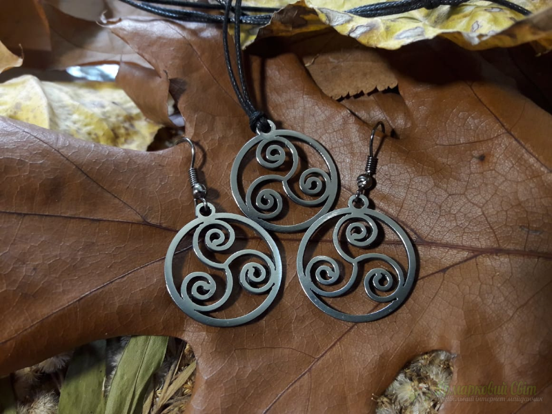 <div style=margin-left:10px><h1>Трискель трилистник оберег кулон амулет йога веды </h1><p><a href="/catalog/bijuteriya/">Біжутерія</a> » <a href="/catalog/bijuteriya/kulony/">Кулони</a></p><i class="fa fa-map-marker"></i> Кировоградская область, Кировоград<br /><br /><div class="socdata"><script src="//yastatic.net/es5-shims/0.0.2/es5-shims.min.js"></script>
                                            <script src="//yastatic.net/share2/share.js"></script>
                                            <div class="ya-share2" data-services="facebook,gplus,twitter,lj,viber,whatsapp,skype" data-counter=""></div></div>