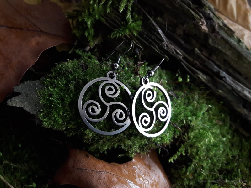 <div style=margin-left:10px><h1>Трискель трилистник оберег кулон амулет йога веды </h1><p><a href="/catalog/bijuteriya/">Біжутерія</a> » <a href="/catalog/bijuteriya/kulony/">Кулони</a></p><i class="fa fa-map-marker"></i> Кировоградская область, Кировоград<br /><br /><div class="socdata"><script src="//yastatic.net/es5-shims/0.0.2/es5-shims.min.js"></script>
                                            <script src="//yastatic.net/share2/share.js"></script>
                                            <div class="ya-share2" data-services="facebook,gplus,twitter,lj,viber,whatsapp,skype" data-counter=""></div></div>