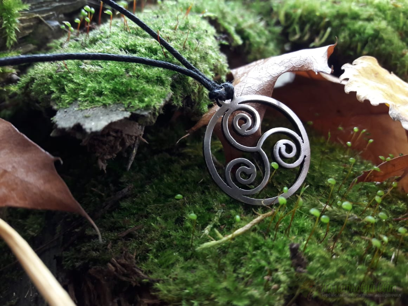 <div style=margin-left:10px><h1>Трискель трилистник оберег кулон амулет йога веды </h1><p><a href="/catalog/bijuteriya/">Біжутерія</a> » <a href="/catalog/bijuteriya/kulony/">Кулони</a></p><i class="fa fa-map-marker"></i> Кировоградская область, Кировоград<br /><br /><div class="socdata"><script src="//yastatic.net/es5-shims/0.0.2/es5-shims.min.js"></script>
                                            <script src="//yastatic.net/share2/share.js"></script>
                                            <div class="ya-share2" data-services="facebook,gplus,twitter,lj,viber,whatsapp,skype" data-counter=""></div></div>