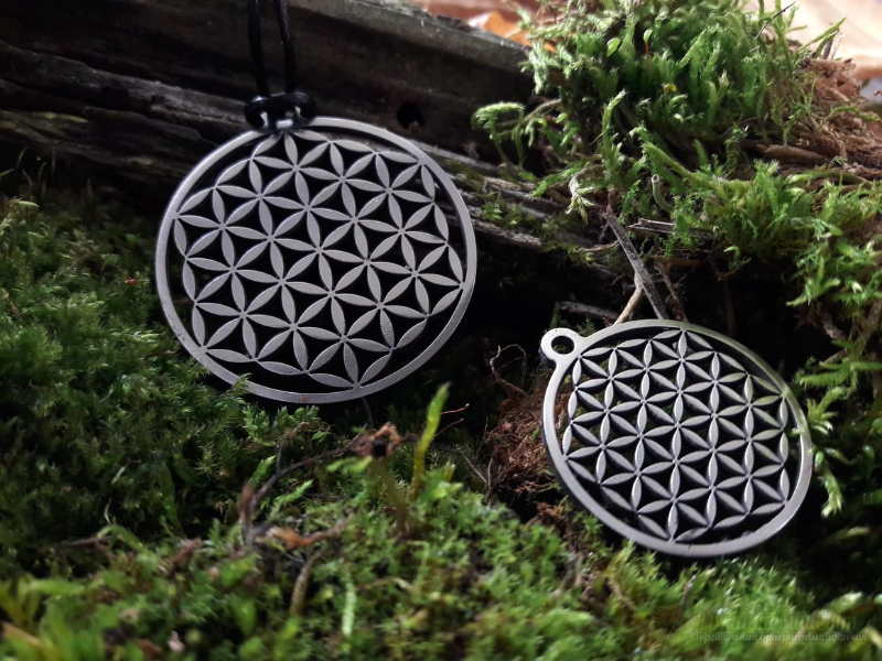 <div style=margin-left:10px><h1>Цветок жизни амулет кулон оберег йога веды </h1><p><a href="/catalog/bijuteriya/">Біжутерія</a> » <a href="/catalog/bijuteriya/kulony/">Кулони</a></p><i class="fa fa-map-marker"></i> Кировоградская область, Кировоград<br /><br /><div class="socdata"><script src="//yastatic.net/es5-shims/0.0.2/es5-shims.min.js"></script>
                                            <script src="//yastatic.net/share2/share.js"></script>
                                            <div class="ya-share2" data-services="facebook,gplus,twitter,lj,viber,whatsapp,skype" data-counter=""></div></div>