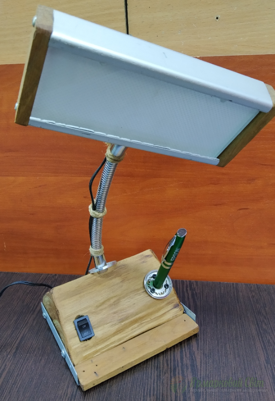 <div style=margin-left:10px><h1>Настільна лампа ,,Воллі"</h1><p><a href="/catalog/dekor/">Декор</a> » <a href="/catalog/dekor/drugoe/">Iнше</a></p><i class="fa fa-map-marker"></i> Киевская область, Бородянка<br /><br /><div class="socdata"><script src="//yastatic.net/es5-shims/0.0.2/es5-shims.min.js"></script>
                                            <script src="//yastatic.net/share2/share.js"></script>
                                            <div class="ya-share2" data-services="facebook,gplus,twitter,lj,viber,whatsapp,skype" data-counter=""></div></div>