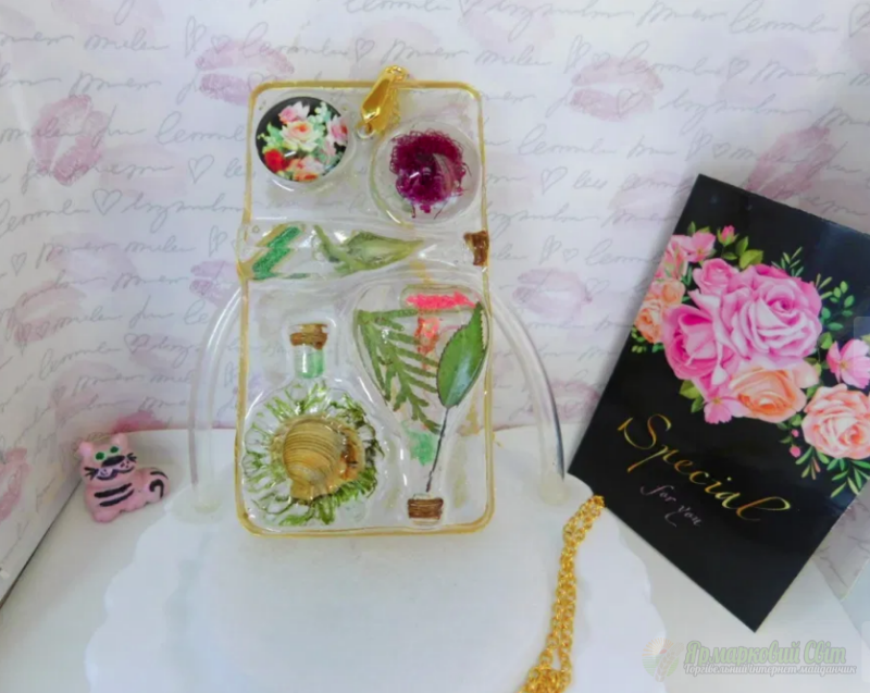 <div style=margin-left:10px><h1>Волшебные кулоны (истории в смоле)</h1><p><a href="/catalog/bijuteriya/">Біжутерія</a> » <a href="/catalog/bijuteriya/kulony/">Кулони</a></p><i class="fa fa-map-marker"></i> Винницкая область, Винница<br /><br /><div class="socdata"><script src="//yastatic.net/es5-shims/0.0.2/es5-shims.min.js"></script>
                                            <script src="//yastatic.net/share2/share.js"></script>
                                            <div class="ya-share2" data-services="facebook,gplus,twitter,lj,viber,whatsapp,skype" data-counter=""></div></div>