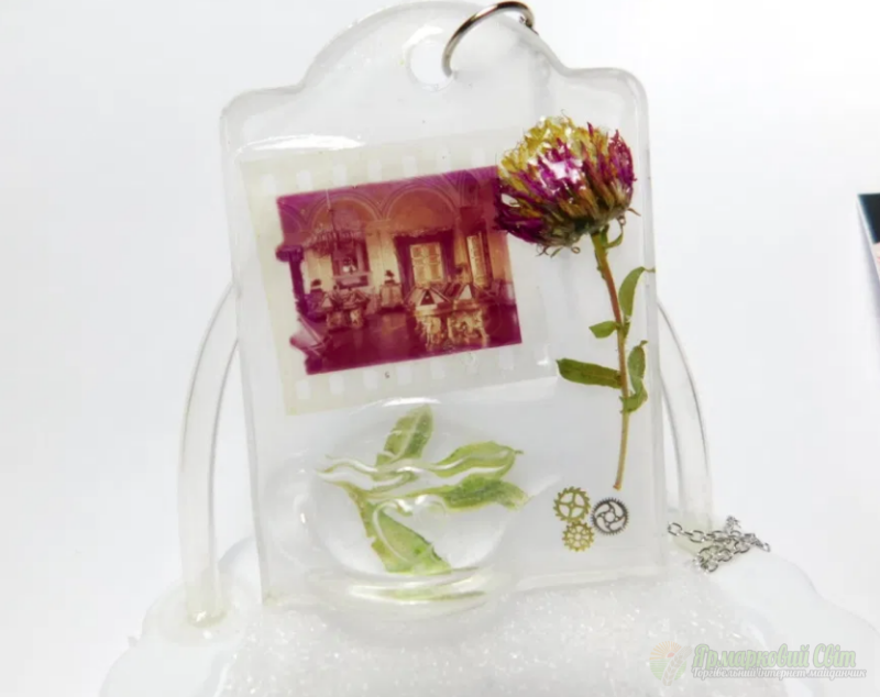 <div style=margin-left:10px><h1>Волшебные кулоны (истории в смоле)</h1><p><a href="/catalog/bijuteriya/">Біжутерія</a> » <a href="/catalog/bijuteriya/kulony/">Кулони</a></p><i class="fa fa-map-marker"></i> Винницкая область, Винница<br /><br /><div class="socdata"><script src="//yastatic.net/es5-shims/0.0.2/es5-shims.min.js"></script>
                                            <script src="//yastatic.net/share2/share.js"></script>
                                            <div class="ya-share2" data-services="facebook,gplus,twitter,lj,viber,whatsapp,skype" data-counter=""></div></div>