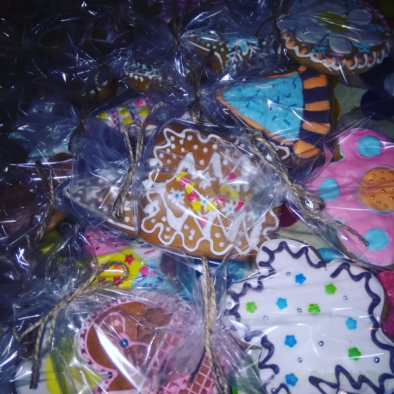 <div style=margin-left:10px><h1>Медово-имбирные прянички из карамельного теста.</h1><p><a href="/catalog/podarki--suveniry/">Подарунки, сувеніри</a> » <a href="/catalog/podarki--suveniry/podarki/">Подарунки</a></p><i class="fa fa-map-marker"></i> Сумская область, Конотоп<br /><br /><div class="socdata"><script src="//yastatic.net/es5-shims/0.0.2/es5-shims.min.js"></script>
                                            <script src="//yastatic.net/share2/share.js"></script>
                                            <div class="ya-share2" data-services="facebook,gplus,twitter,lj,viber,whatsapp,skype" data-counter=""></div></div>