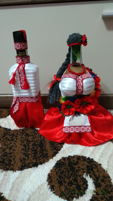 <div style=margin-left:10px><h1>Пляшки " Українці"</h1><p><a href="/catalog/podarki--suveniry/">Подарунки, сувеніри</a> » <a href="/catalog/podarki--suveniry/suveniry/">Сувеніри</a></p><i class="fa fa-map-marker"></i> Волынская область, Колки<br /><br /><div class="socdata"><script src="//yastatic.net/es5-shims/0.0.2/es5-shims.min.js"></script>
                                            <script src="//yastatic.net/share2/share.js"></script>
                                            <div class="ya-share2" data-services="facebook,gplus,twitter,lj,viber,whatsapp,skype" data-counter=""></div></div>