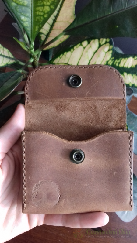 <div style=margin-left:10px><h1>Шкіряний картхолдер</h1><p><a href="/catalog/ukrasheniya/">Прикраси</a> » <a href="/catalog/ukrasheniya/podarki/">Подарунки</a></p><i class="fa fa-map-marker"></i> Киевская область, Киев<br /><br /><div class="socdata"><script src="//yastatic.net/es5-shims/0.0.2/es5-shims.min.js"></script>
                                            <script src="//yastatic.net/share2/share.js"></script>
                                            <div class="ya-share2" data-services="facebook,gplus,twitter,lj,viber,whatsapp,skype" data-counter=""></div></div>