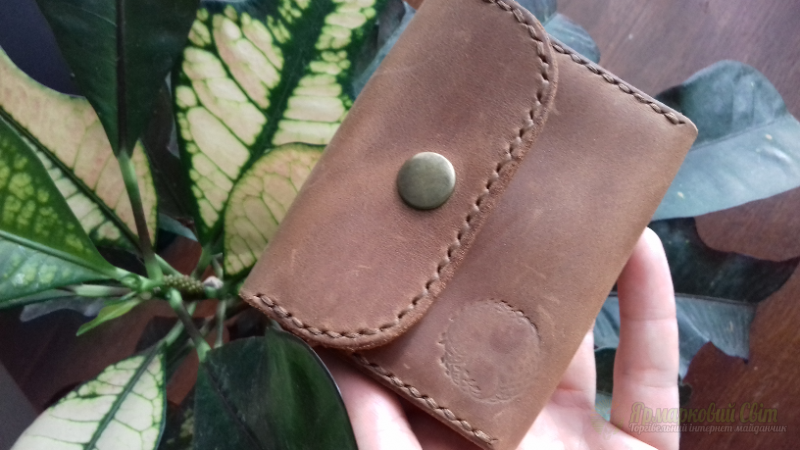 <div style=margin-left:10px><h1>Шкіряний картхолдер</h1><p><a href="/catalog/ukrasheniya/">Прикраси</a> » <a href="/catalog/ukrasheniya/podarki/">Подарунки</a></p><i class="fa fa-map-marker"></i> Киевская область, Киев<br /><br /><div class="socdata"><script src="//yastatic.net/es5-shims/0.0.2/es5-shims.min.js"></script>
                                            <script src="//yastatic.net/share2/share.js"></script>
                                            <div class="ya-share2" data-services="facebook,gplus,twitter,lj,viber,whatsapp,skype" data-counter=""></div></div>