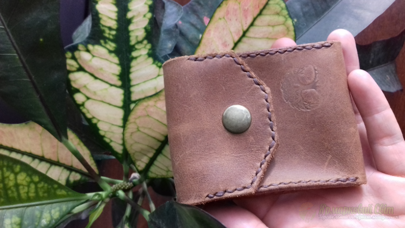 <div style=margin-left:10px><h1>Шкіряний картхолдер</h1><p><a href="/catalog/ukrasheniya/">Прикраси</a> » <a href="/catalog/ukrasheniya/podarki/">Подарунки</a></p><i class="fa fa-map-marker"></i> Киевская область, Киев<br /><br /><div class="socdata"><script src="//yastatic.net/es5-shims/0.0.2/es5-shims.min.js"></script>
                                            <script src="//yastatic.net/share2/share.js"></script>
                                            <div class="ya-share2" data-services="facebook,gplus,twitter,lj,viber,whatsapp,skype" data-counter=""></div></div>