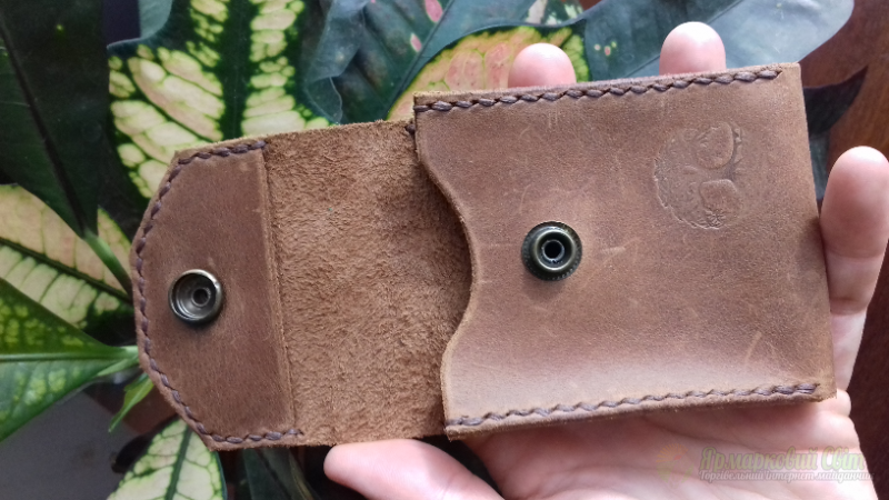 <div style=margin-left:10px><h1>Шкіряний картхолдер</h1><p><a href="/catalog/ukrasheniya/">Прикраси</a> » <a href="/catalog/ukrasheniya/podarki/">Подарунки</a></p><i class="fa fa-map-marker"></i> Киевская область, Киев<br /><br /><div class="socdata"><script src="//yastatic.net/es5-shims/0.0.2/es5-shims.min.js"></script>
                                            <script src="//yastatic.net/share2/share.js"></script>
                                            <div class="ya-share2" data-services="facebook,gplus,twitter,lj,viber,whatsapp,skype" data-counter=""></div></div>