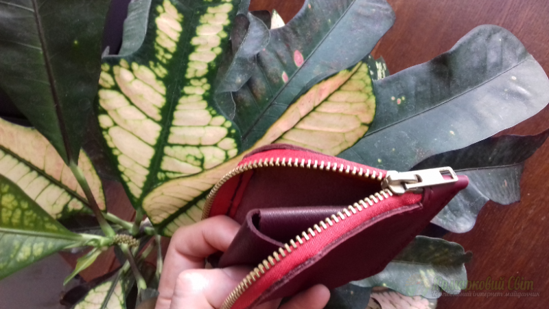 <div style=margin-left:10px><h1>Шкіряний гаманець-кишенька</h1><p><a href="/catalog/ukrasheniya/">Прикраси</a> » <a href="/catalog/ukrasheniya/podarki/">Подарунки</a></p><i class="fa fa-map-marker"></i> Киевская область, Киев<br /><br /><div class="socdata"><script src="//yastatic.net/es5-shims/0.0.2/es5-shims.min.js"></script>
                                            <script src="//yastatic.net/share2/share.js"></script>
                                            <div class="ya-share2" data-services="facebook,gplus,twitter,lj,viber,whatsapp,skype" data-counter=""></div></div>