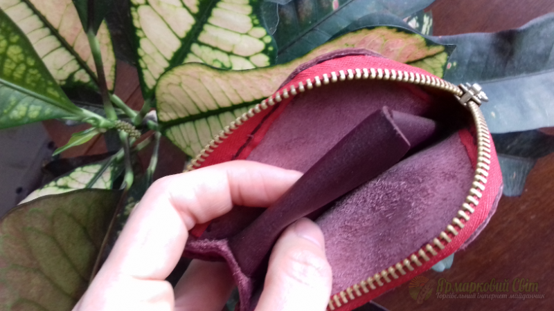 <div style=margin-left:10px><h1>Шкіряний гаманець-кишенька</h1><p><a href="/catalog/ukrasheniya/">Прикраси</a> » <a href="/catalog/ukrasheniya/podarki/">Подарунки</a></p><i class="fa fa-map-marker"></i> Киевская область, Киев<br /><br /><div class="socdata"><script src="//yastatic.net/es5-shims/0.0.2/es5-shims.min.js"></script>
                                            <script src="//yastatic.net/share2/share.js"></script>
                                            <div class="ya-share2" data-services="facebook,gplus,twitter,lj,viber,whatsapp,skype" data-counter=""></div></div>