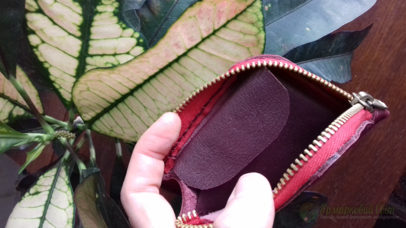 <div style=margin-left:10px><h1>Шкіряний гаманець-кишенька</h1><p><a href="/catalog/ukrasheniya/">Прикраси</a> » <a href="/catalog/ukrasheniya/podarki/">Подарунки</a></p><i class="fa fa-map-marker"></i> Киевская область, Киев<br /><br /><div class="socdata"><script src="//yastatic.net/es5-shims/0.0.2/es5-shims.min.js"></script>
                                            <script src="//yastatic.net/share2/share.js"></script>
                                            <div class="ya-share2" data-services="facebook,gplus,twitter,lj,viber,whatsapp,skype" data-counter=""></div></div>