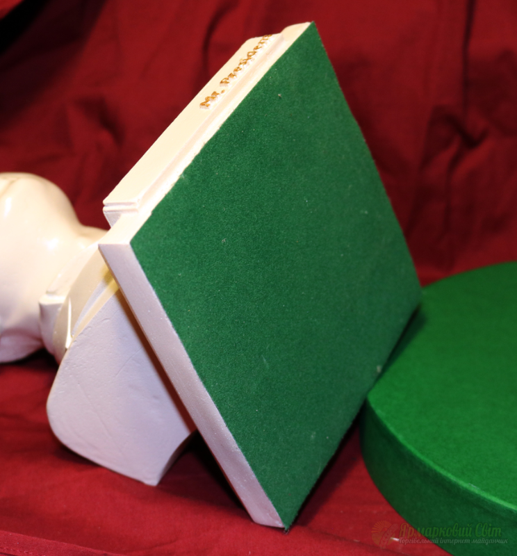 <div style=margin-left:10px><h1>Бюст президента України</h1><p><a href="/catalog/podarki--suveniry/">Подарунки, сувеніри</a> » <a href="/catalog/podarki--suveniry/podarki/">Подарунки</a></p><i class="fa fa-map-marker"></i> Винницкая область, Винница<br /><br /><div class="socdata"><script src="//yastatic.net/es5-shims/0.0.2/es5-shims.min.js"></script>
                                            <script src="//yastatic.net/share2/share.js"></script>
                                            <div class="ya-share2" data-services="facebook,gplus,twitter,lj,viber,whatsapp,skype" data-counter=""></div></div>