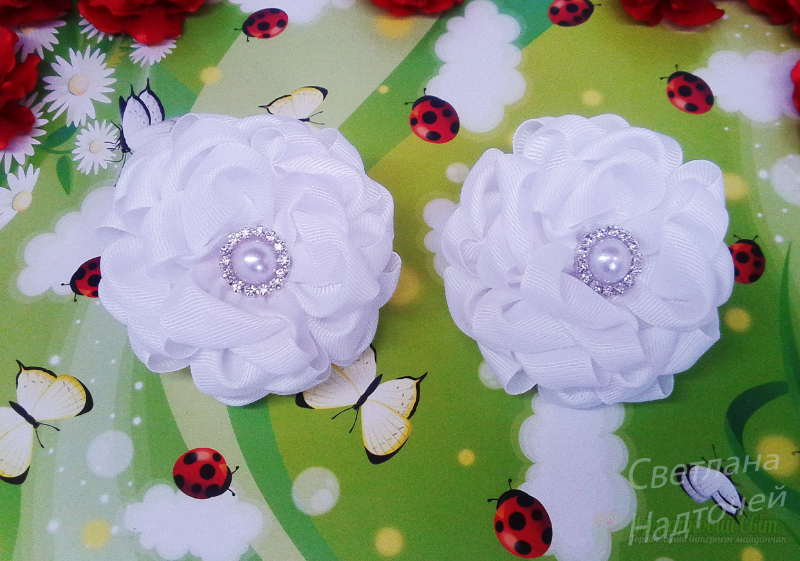 <div style=margin-left:10px><h1>Белые бантики</h1><p><a href="/catalog/aksessuary/">Аксесуари</a> » <a href="/catalog/aksessuary/banty/">Банти</a></p><i class="fa fa-map-marker"></i> Донецкая область, Мариуполь<br /><br /><div class="socdata"><script src="//yastatic.net/es5-shims/0.0.2/es5-shims.min.js"></script>
                                            <script src="//yastatic.net/share2/share.js"></script>
                                            <div class="ya-share2" data-services="facebook,gplus,twitter,lj,viber,whatsapp,skype" data-counter=""></div></div>