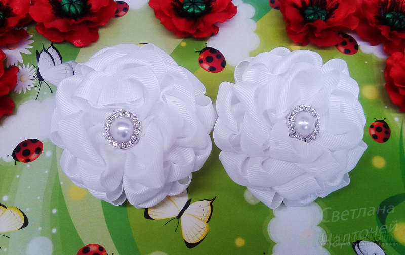 <div style=margin-left:10px><h1>Белые бантики</h1><p><a href="/catalog/aksessuary/">Аксесуари</a> » <a href="/catalog/aksessuary/banty/">Банти</a></p><i class="fa fa-map-marker"></i> Донецкая область, Мариуполь<br /><br /><div class="socdata"><script src="//yastatic.net/es5-shims/0.0.2/es5-shims.min.js"></script>
                                            <script src="//yastatic.net/share2/share.js"></script>
                                            <div class="ya-share2" data-services="facebook,gplus,twitter,lj,viber,whatsapp,skype" data-counter=""></div></div>