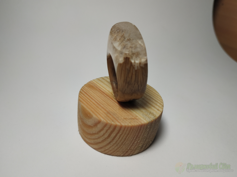 <div style=margin-left:10px><h1>Интересное кольцо из ювелирной эпоксидной смолы и древесины дуба.</h1><p><a href="/catalog/bijuteriya/">Біжутерія</a> » <a href="/catalog/bijuteriya/kolca/">Кільця</a></p><i class="fa fa-map-marker"></i> Днепропетровская область, Зеленодольск<br /><br /><div class="socdata"><script src="//yastatic.net/es5-shims/0.0.2/es5-shims.min.js"></script>
                                            <script src="//yastatic.net/share2/share.js"></script>
                                            <div class="ya-share2" data-services="facebook,gplus,twitter,lj,viber,whatsapp,skype" data-counter=""></div></div>