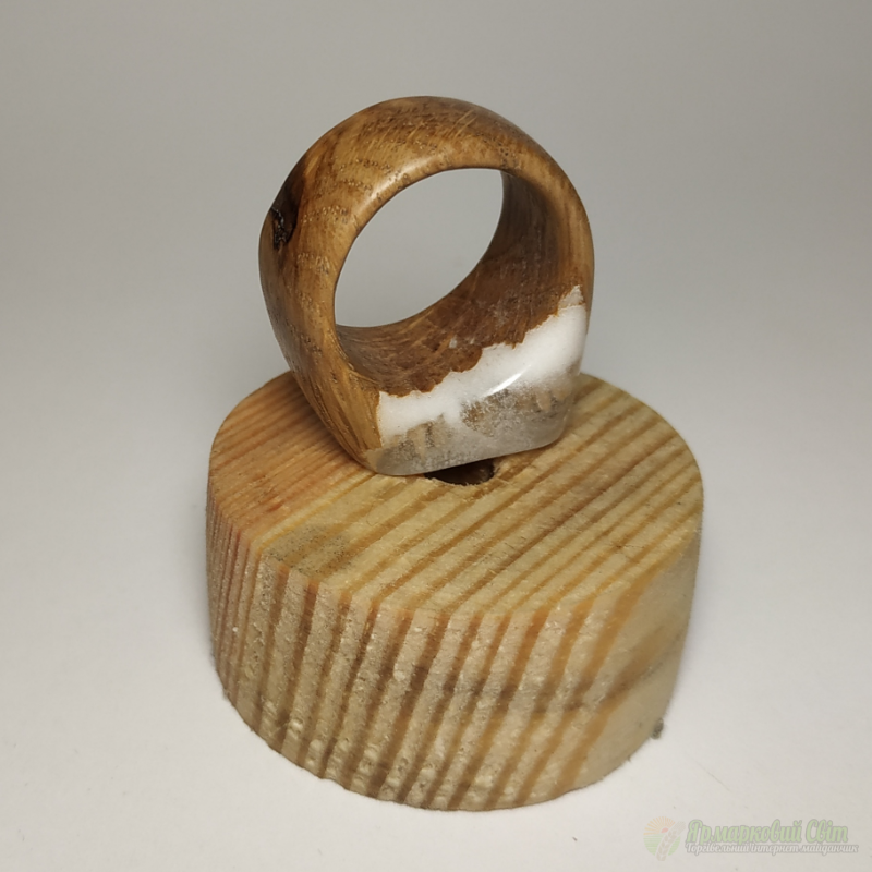 <div style=margin-left:10px><h1>Интересное кольцо из ювелирной эпоксидной смолы и древесины дуба.</h1><p><a href="/catalog/bijuteriya/">Біжутерія</a> » <a href="/catalog/bijuteriya/kolca/">Кільця</a></p><i class="fa fa-map-marker"></i> Днепропетровская область, Зеленодольск<br /><br /><div class="socdata"><script src="//yastatic.net/es5-shims/0.0.2/es5-shims.min.js"></script>
                                            <script src="//yastatic.net/share2/share.js"></script>
                                            <div class="ya-share2" data-services="facebook,gplus,twitter,lj,viber,whatsapp,skype" data-counter=""></div></div>