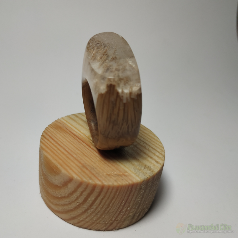 <div style=margin-left:10px><h1>Интересное кольцо из ювелирной эпоксидной смолы и древесины дуба.</h1><p><a href="/catalog/bijuteriya/">Біжутерія</a> » <a href="/catalog/bijuteriya/kolca/">Кільця</a></p><i class="fa fa-map-marker"></i> Днепропетровская область, Зеленодольск<br /><br /><div class="socdata"><script src="//yastatic.net/es5-shims/0.0.2/es5-shims.min.js"></script>
                                            <script src="//yastatic.net/share2/share.js"></script>
                                            <div class="ya-share2" data-services="facebook,gplus,twitter,lj,viber,whatsapp,skype" data-counter=""></div></div>