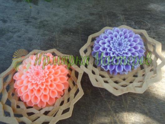 <div style=margin-left:10px><h1>Мыло "Георгина"</h1><p><a href="/catalog/podarki--suveniry/">Подарунки, сувеніри</a> » <a href="/catalog/podarki--suveniry/mylo/">Мило</a></p><i class="fa fa-map-marker"></i> Херсонская область, Херсон<br /><br /><div class="socdata"><script src="//yastatic.net/es5-shims/0.0.2/es5-shims.min.js"></script>
                                            <script src="//yastatic.net/share2/share.js"></script>
                                            <div class="ya-share2" data-services="facebook,gplus,twitter,lj,viber,whatsapp,skype" data-counter=""></div></div>