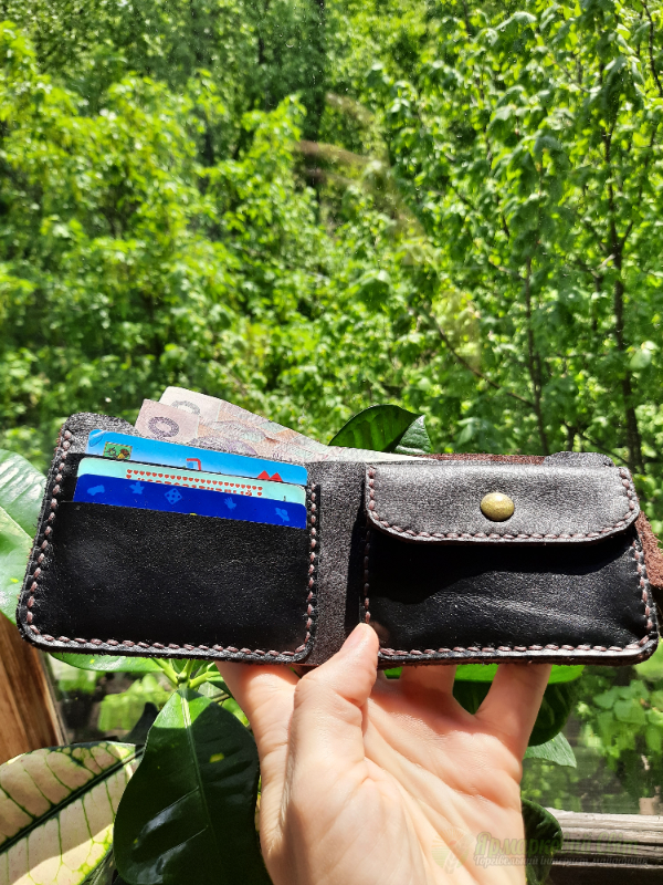 <div style=margin-left:10px><h1>Гаманець шкіряний шоколад</h1><p><a href="/catalog/ukrasheniya/">Прикраси</a> » <a href="/catalog/ukrasheniya/aksessuary/">Аксесуари</a></p><i class="fa fa-map-marker"></i> Киевская область, Киев<br /><br /><div class="socdata"><script src="//yastatic.net/es5-shims/0.0.2/es5-shims.min.js"></script>
                                            <script src="//yastatic.net/share2/share.js"></script>
                                            <div class="ya-share2" data-services="facebook,gplus,twitter,lj,viber,whatsapp,skype" data-counter=""></div></div>