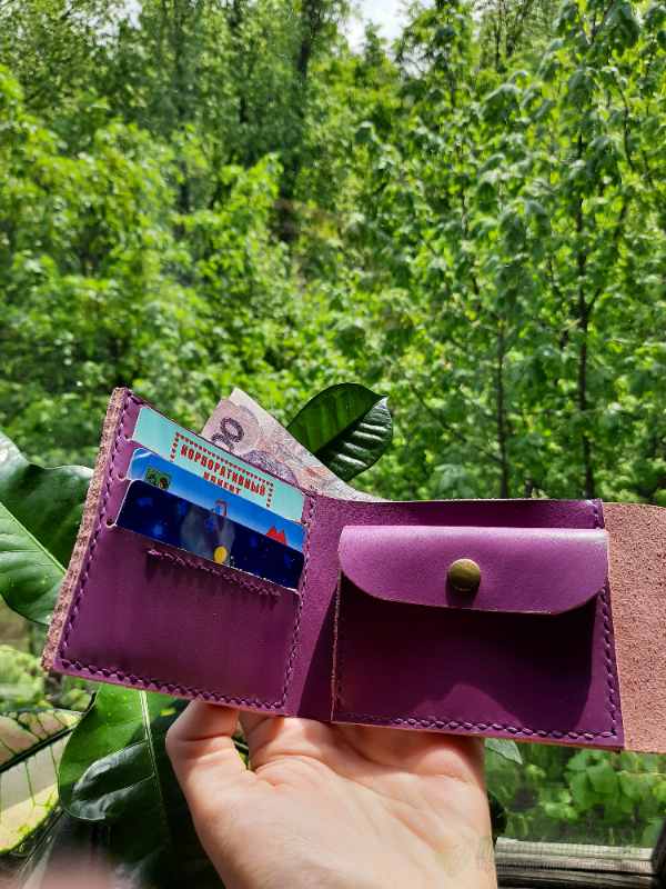 <div style=margin-left:10px><h1>Шкіряний гаманець бузок</h1><p><a href="/catalog/ukrasheniya/">Прикраси</a> » <a href="/catalog/ukrasheniya/aksessuary/">Аксесуари</a></p><i class="fa fa-map-marker"></i> Киевская область, Киев<br /><br /><div class="socdata"><script src="//yastatic.net/es5-shims/0.0.2/es5-shims.min.js"></script>
                                            <script src="//yastatic.net/share2/share.js"></script>
                                            <div class="ya-share2" data-services="facebook,gplus,twitter,lj,viber,whatsapp,skype" data-counter=""></div></div>