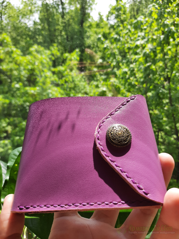 <div style=margin-left:10px><h1>Шкіряний гаманець бузок</h1><p><a href="/catalog/ukrasheniya/">Прикраси</a> » <a href="/catalog/ukrasheniya/aksessuary/">Аксесуари</a></p><i class="fa fa-map-marker"></i> Киевская область, Киев<br /><br /><div class="socdata"><script src="//yastatic.net/es5-shims/0.0.2/es5-shims.min.js"></script>
                                            <script src="//yastatic.net/share2/share.js"></script>
                                            <div class="ya-share2" data-services="facebook,gplus,twitter,lj,viber,whatsapp,skype" data-counter=""></div></div>