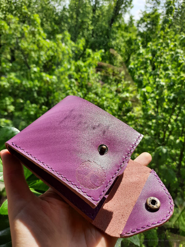 <div style=margin-left:10px><h1>Шкіряний гаманець бузок</h1><p><a href="/catalog/ukrasheniya/">Прикраси</a> » <a href="/catalog/ukrasheniya/aksessuary/">Аксесуари</a></p><i class="fa fa-map-marker"></i> Киевская область, Киев<br /><br /><div class="socdata"><script src="//yastatic.net/es5-shims/0.0.2/es5-shims.min.js"></script>
                                            <script src="//yastatic.net/share2/share.js"></script>
                                            <div class="ya-share2" data-services="facebook,gplus,twitter,lj,viber,whatsapp,skype" data-counter=""></div></div>