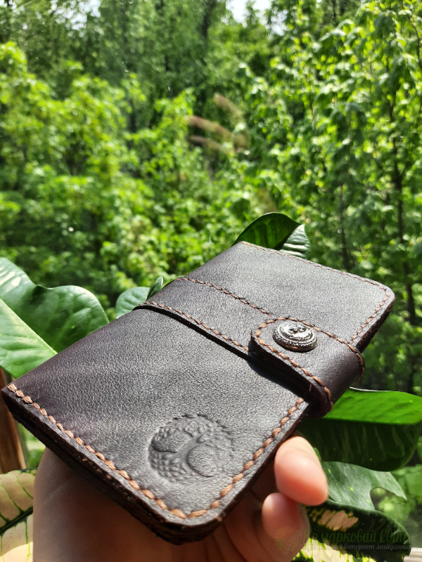 <div style=margin-left:10px><h1>Картхолдер для карток та паспорта </h1><p><a href="/catalog/ukrasheniya/">Прикраси</a> » <a href="/catalog/ukrasheniya/aksessuary/">Аксесуари</a></p><i class="fa fa-map-marker"></i> Киевская область, Киев<br /><br /><div class="socdata"><script src="//yastatic.net/es5-shims/0.0.2/es5-shims.min.js"></script>
                                            <script src="//yastatic.net/share2/share.js"></script>
                                            <div class="ya-share2" data-services="facebook,gplus,twitter,lj,viber,whatsapp,skype" data-counter=""></div></div>