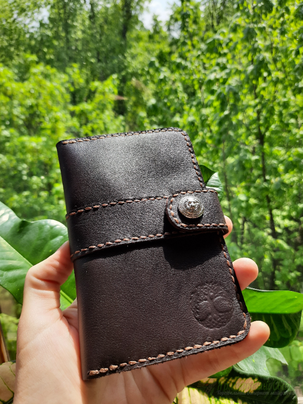 <div style=margin-left:10px><h1>Картхолдер для карток та паспорта </h1><p><a href="/catalog/ukrasheniya/">Прикраси</a> » <a href="/catalog/ukrasheniya/aksessuary/">Аксесуари</a></p><i class="fa fa-map-marker"></i> Киевская область, Киев<br /><br /><div class="socdata"><script src="//yastatic.net/es5-shims/0.0.2/es5-shims.min.js"></script>
                                            <script src="//yastatic.net/share2/share.js"></script>
                                            <div class="ya-share2" data-services="facebook,gplus,twitter,lj,viber,whatsapp,skype" data-counter=""></div></div>