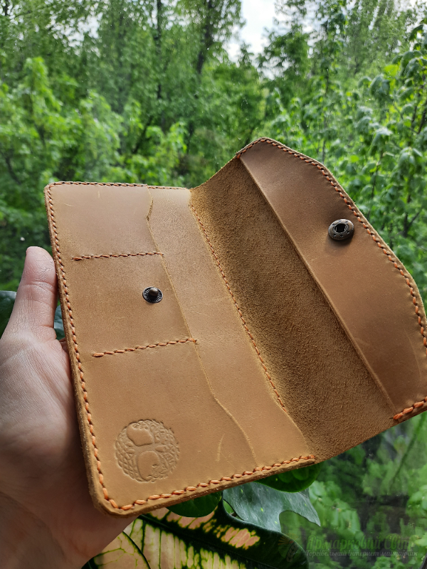 <div style=margin-left:10px><h1>Шкіряний гаманець крейзі</h1><p><a href="/catalog/ukrasheniya/">Прикраси</a> » <a href="/catalog/ukrasheniya/aksessuary/">Аксесуари</a></p><i class="fa fa-map-marker"></i> Киевская область, Киев<br /><br /><div class="socdata"><script src="//yastatic.net/es5-shims/0.0.2/es5-shims.min.js"></script>
                                            <script src="//yastatic.net/share2/share.js"></script>
                                            <div class="ya-share2" data-services="facebook,gplus,twitter,lj,viber,whatsapp,skype" data-counter=""></div></div>