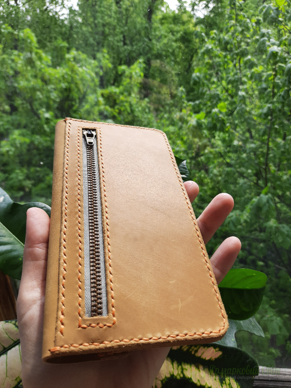 <div style=margin-left:10px><h1>Шкіряний гаманець крейзі</h1><p><a href="/catalog/ukrasheniya/">Прикраси</a> » <a href="/catalog/ukrasheniya/aksessuary/">Аксесуари</a></p><i class="fa fa-map-marker"></i> Киевская область, Киев<br /><br /><div class="socdata"><script src="//yastatic.net/es5-shims/0.0.2/es5-shims.min.js"></script>
                                            <script src="//yastatic.net/share2/share.js"></script>
                                            <div class="ya-share2" data-services="facebook,gplus,twitter,lj,viber,whatsapp,skype" data-counter=""></div></div>