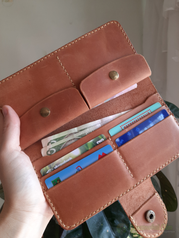 <div style=margin-left:10px><h1>Гаманець шкіряний</h1><p><a href="/catalog/ukrasheniya/">Прикраси</a> » <a href="/catalog/ukrasheniya/aksessuary/">Аксесуари</a></p><i class="fa fa-map-marker"></i> Киевская область, Киев<br /><br /><div class="socdata"><script src="//yastatic.net/es5-shims/0.0.2/es5-shims.min.js"></script>
                                            <script src="//yastatic.net/share2/share.js"></script>
                                            <div class="ya-share2" data-services="facebook,gplus,twitter,lj,viber,whatsapp,skype" data-counter=""></div></div>