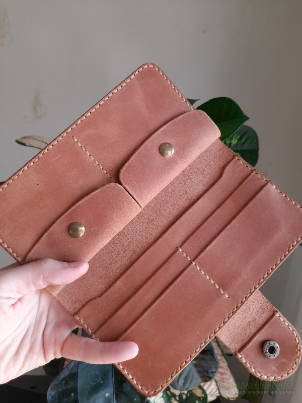 <div style=margin-left:10px><h1>Гаманець шкіряний</h1><p><a href="/catalog/ukrasheniya/">Прикраси</a> » <a href="/catalog/ukrasheniya/aksessuary/">Аксесуари</a></p><i class="fa fa-map-marker"></i> Киевская область, Киев<br /><br /><div class="socdata"><script src="//yastatic.net/es5-shims/0.0.2/es5-shims.min.js"></script>
                                            <script src="//yastatic.net/share2/share.js"></script>
                                            <div class="ya-share2" data-services="facebook,gplus,twitter,lj,viber,whatsapp,skype" data-counter=""></div></div>