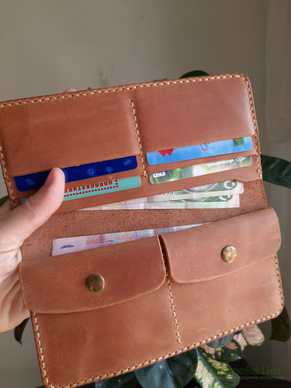 <div style=margin-left:10px><h1>Гаманець шкіряний</h1><p><a href="/catalog/ukrasheniya/">Прикраси</a> » <a href="/catalog/ukrasheniya/aksessuary/">Аксесуари</a></p><i class="fa fa-map-marker"></i> Киевская область, Киев<br /><br /><div class="socdata"><script src="//yastatic.net/es5-shims/0.0.2/es5-shims.min.js"></script>
                                            <script src="//yastatic.net/share2/share.js"></script>
                                            <div class="ya-share2" data-services="facebook,gplus,twitter,lj,viber,whatsapp,skype" data-counter=""></div></div>