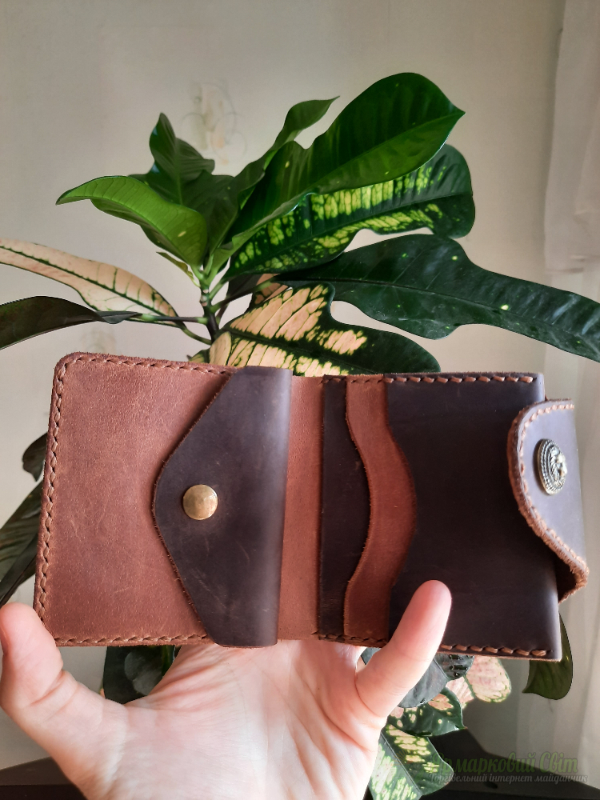 <div style=margin-left:10px><h1>Гаманець шкіряний</h1><p><a href="/catalog/ukrasheniya/">Прикраси</a> » <a href="/catalog/ukrasheniya/aksessuary/">Аксесуари</a></p><i class="fa fa-map-marker"></i> Киевская область, Киев<br /><br /><div class="socdata"><script src="//yastatic.net/es5-shims/0.0.2/es5-shims.min.js"></script>
                                            <script src="//yastatic.net/share2/share.js"></script>
                                            <div class="ya-share2" data-services="facebook,gplus,twitter,lj,viber,whatsapp,skype" data-counter=""></div></div>