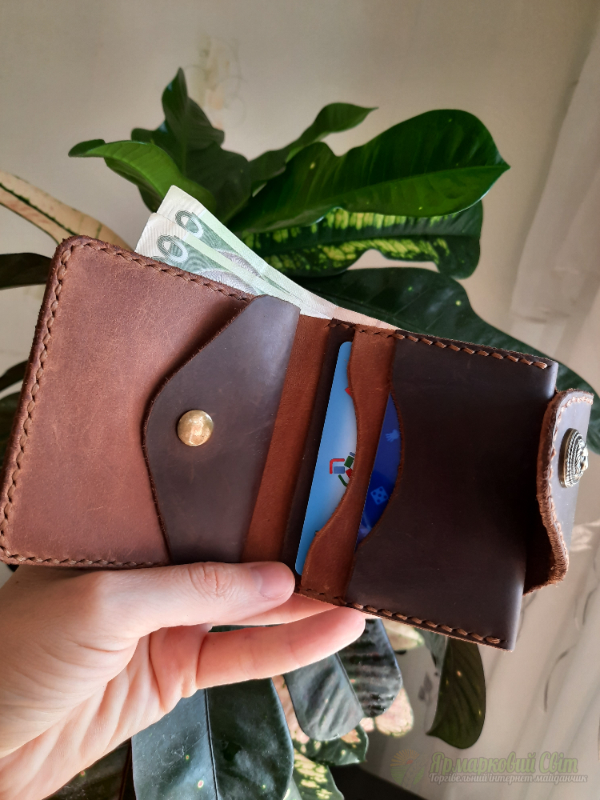 <div style=margin-left:10px><h1>Гаманець шкіряний</h1><p><a href="/catalog/ukrasheniya/">Прикраси</a> » <a href="/catalog/ukrasheniya/aksessuary/">Аксесуари</a></p><i class="fa fa-map-marker"></i> Киевская область, Киев<br /><br /><div class="socdata"><script src="//yastatic.net/es5-shims/0.0.2/es5-shims.min.js"></script>
                                            <script src="//yastatic.net/share2/share.js"></script>
                                            <div class="ya-share2" data-services="facebook,gplus,twitter,lj,viber,whatsapp,skype" data-counter=""></div></div>