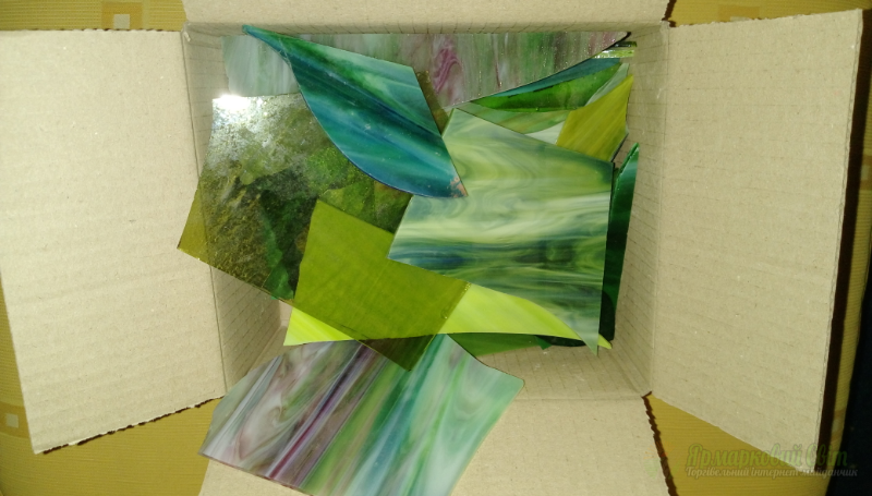 <div style=margin-left:10px><h1>Витражное  стекло набор  - зеленый 2,5 кг</h1><p><a href="/catalog/rashodniki/">Матеріали</a> » <a href="/catalog/rashodniki/rashodnye-materialy/">Витратні матеріали
</a></p><i class="fa fa-map-marker"></i> Киевская область, Киев<br /><br /><div class="socdata"><script src="//yastatic.net/es5-shims/0.0.2/es5-shims.min.js"></script>
                                            <script src="//yastatic.net/share2/share.js"></script>
                                            <div class="ya-share2" data-services="facebook,gplus,twitter,lj,viber,whatsapp,skype" data-counter=""></div></div>