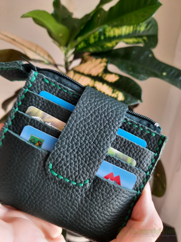 <div style=margin-left:10px><h1>Картхолдер шкіряний</h1><p><a href="/catalog/ukrasheniya/">Прикраси</a> » <a href="/catalog/ukrasheniya/aksessuary/">Аксесуари</a></p><i class="fa fa-map-marker"></i> Киевская область, Киев<br /><br /><div class="socdata"><script src="//yastatic.net/es5-shims/0.0.2/es5-shims.min.js"></script>
                                            <script src="//yastatic.net/share2/share.js"></script>
                                            <div class="ya-share2" data-services="facebook,gplus,twitter,lj,viber,whatsapp,skype" data-counter=""></div></div>