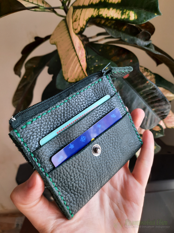 <div style=margin-left:10px><h1>Картхолдер шкіряний</h1><p><a href="/catalog/ukrasheniya/">Прикраси</a> » <a href="/catalog/ukrasheniya/aksessuary/">Аксесуари</a></p><i class="fa fa-map-marker"></i> Киевская область, Киев<br /><br /><div class="socdata"><script src="//yastatic.net/es5-shims/0.0.2/es5-shims.min.js"></script>
                                            <script src="//yastatic.net/share2/share.js"></script>
                                            <div class="ya-share2" data-services="facebook,gplus,twitter,lj,viber,whatsapp,skype" data-counter=""></div></div>