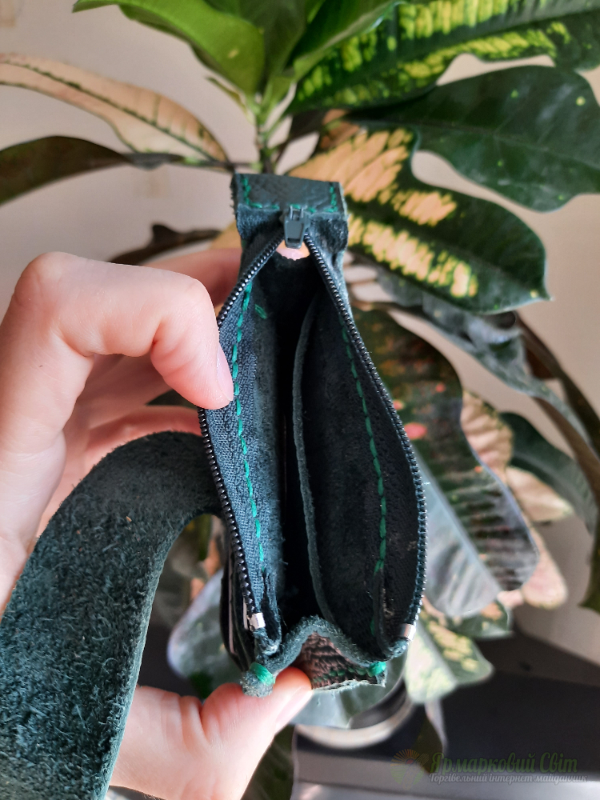 <div style=margin-left:10px><h1>Картхолдер шкіряний</h1><p><a href="/catalog/ukrasheniya/">Прикраси</a> » <a href="/catalog/ukrasheniya/aksessuary/">Аксесуари</a></p><i class="fa fa-map-marker"></i> Киевская область, Киев<br /><br /><div class="socdata"><script src="//yastatic.net/es5-shims/0.0.2/es5-shims.min.js"></script>
                                            <script src="//yastatic.net/share2/share.js"></script>
                                            <div class="ya-share2" data-services="facebook,gplus,twitter,lj,viber,whatsapp,skype" data-counter=""></div></div>