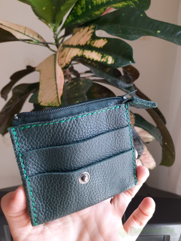 <div style=margin-left:10px><h1>Картхолдер шкіряний</h1><p><a href="/catalog/ukrasheniya/">Прикраси</a> » <a href="/catalog/ukrasheniya/aksessuary/">Аксесуари</a></p><i class="fa fa-map-marker"></i> Киевская область, Киев<br /><br /><div class="socdata"><script src="//yastatic.net/es5-shims/0.0.2/es5-shims.min.js"></script>
                                            <script src="//yastatic.net/share2/share.js"></script>
                                            <div class="ya-share2" data-services="facebook,gplus,twitter,lj,viber,whatsapp,skype" data-counter=""></div></div>